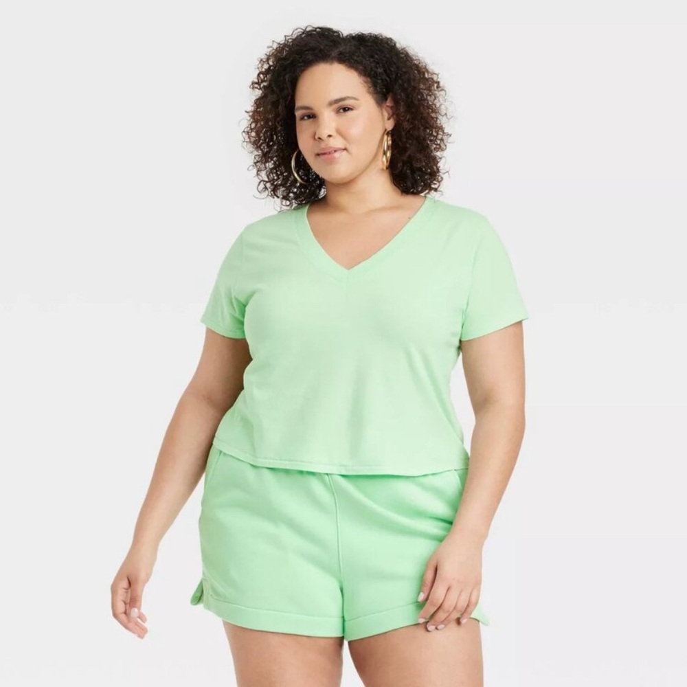 5/$25 Universal Thread V-neck Top NWT